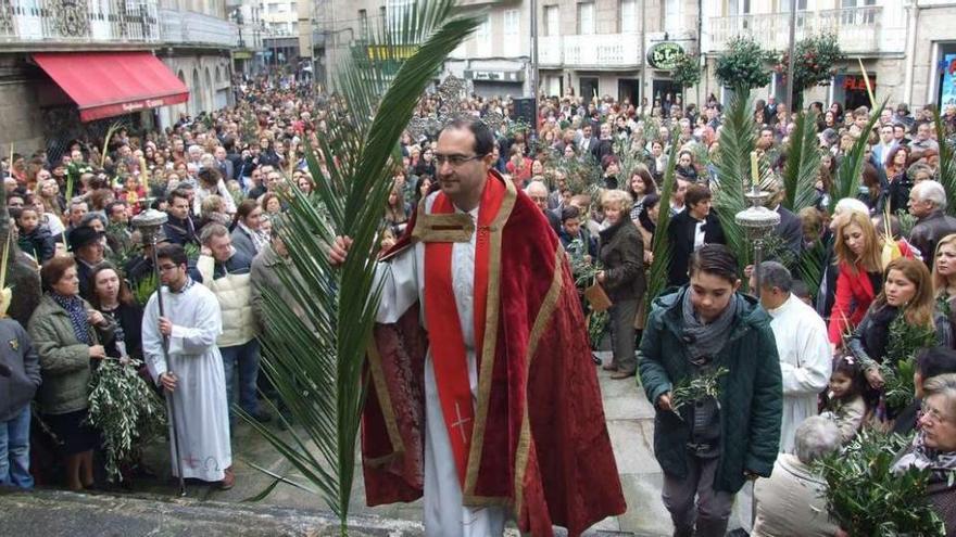 Multitudinaria ceremonia de bendición de ramos ante el Antiguo Templo de la villa marinense. // Santos Álvarez