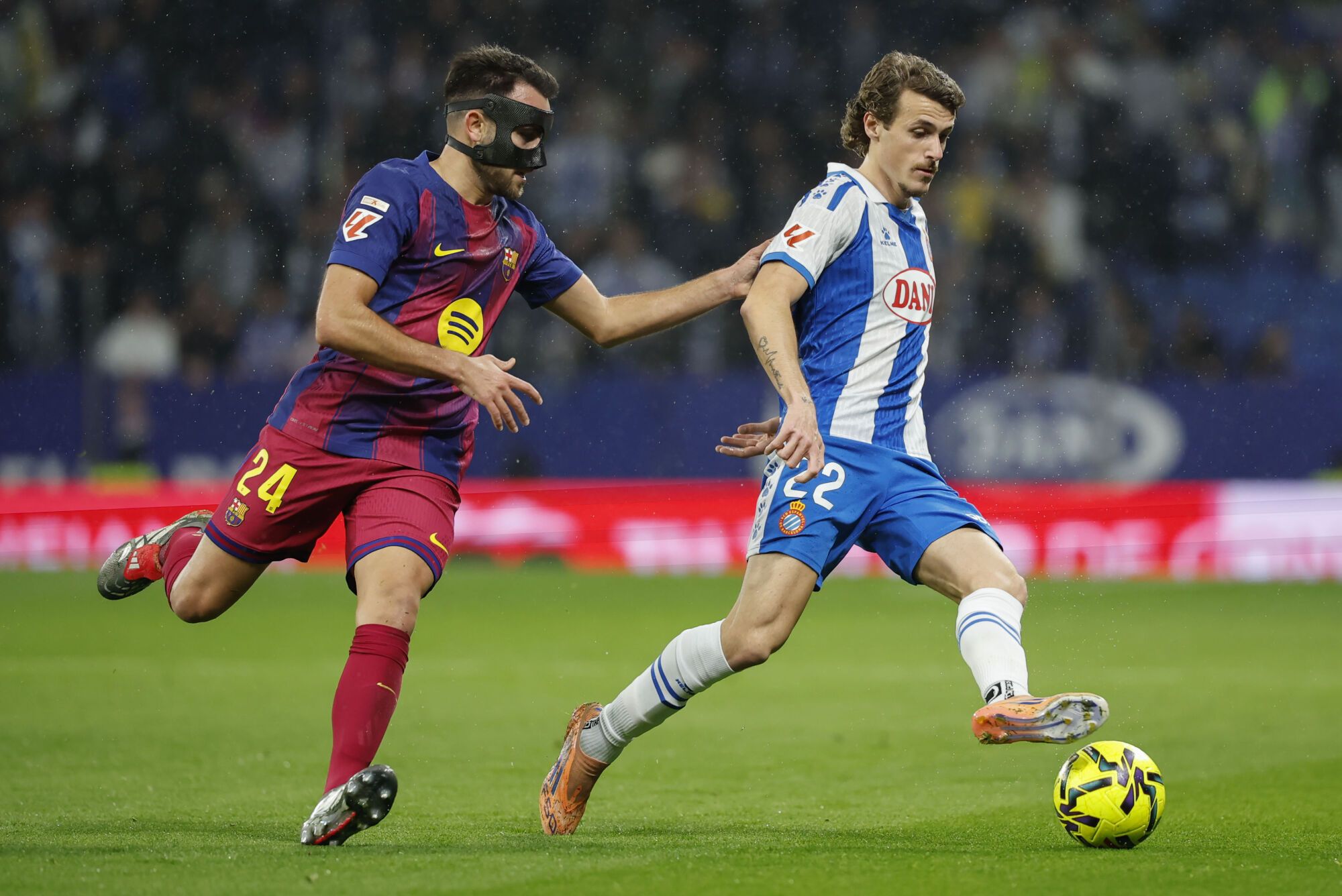 CORNELLÁ-EL PRAT (BARCELONA), 03/01/2026.- El defensa del Barcelona Eric García (d) disputa un balón con Carlos Romero, del Espanyol, durante el partido de la jornada 18 de LaLiga entre el RCD Espanyol y el FC Barcelona, este sábado en el RCDE Stadium. EFE/Andreu Dalmau