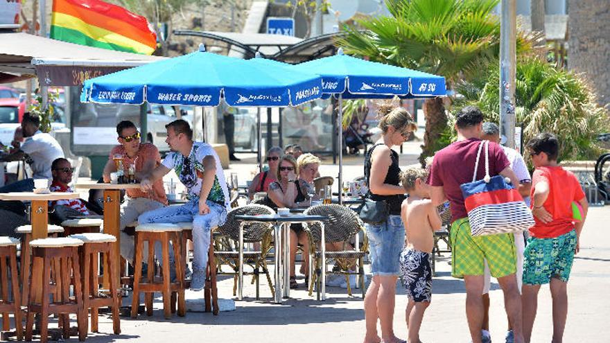 Turistas en Playa del Inglés.