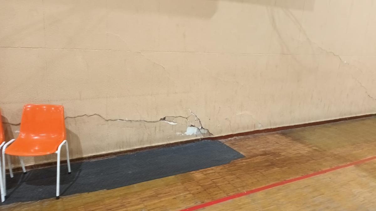 Grietas en la pared del polideportivo de Ciaño