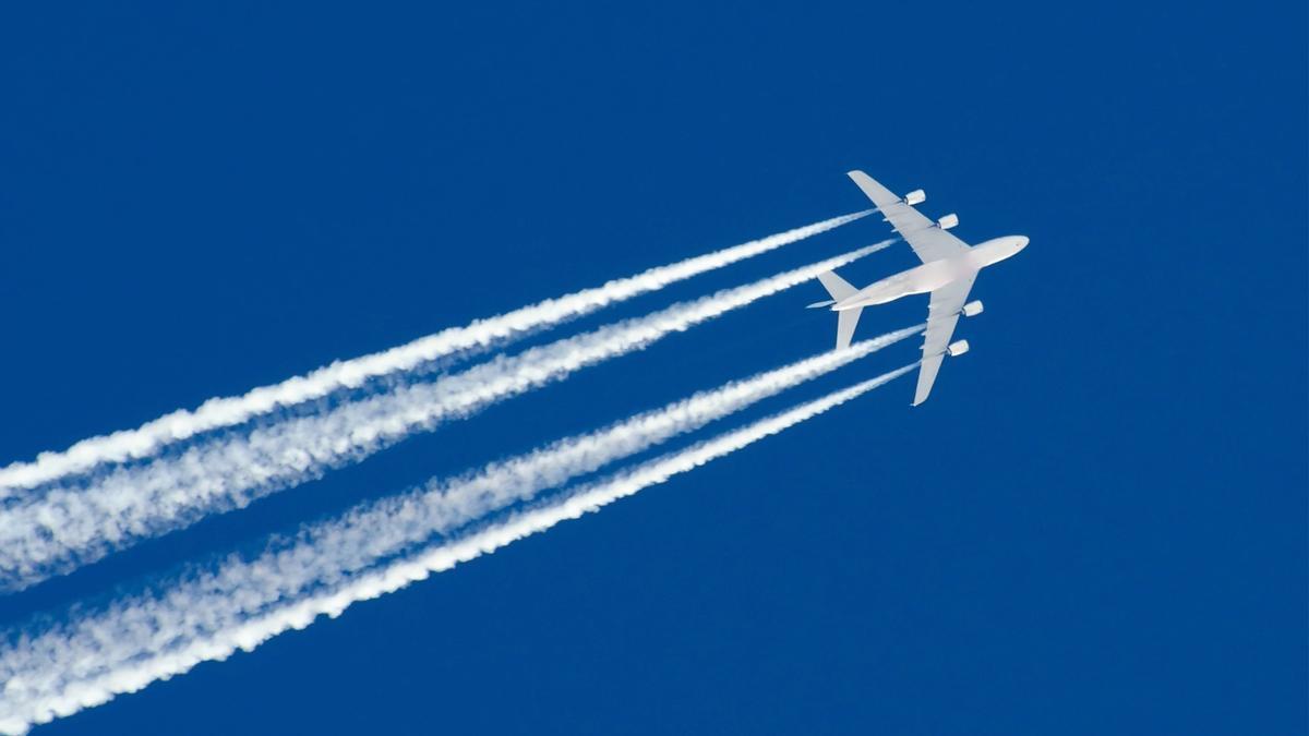 Avión en vuelo dejando 'contrails'