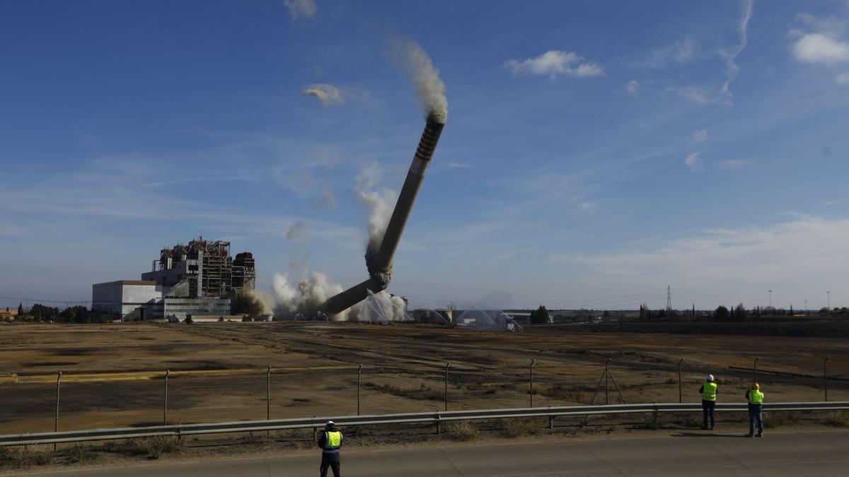 Así ha sido la demolición de la chimenea de Teruel