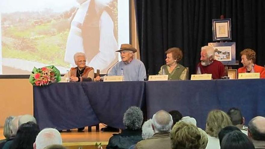 En la imagen de la izquierda, el público escucha a los cinco protagonistas de la tertulia. A la derecha, Paci Román dedica unas emocionadas palabras a la pintora riosellana Pilar Miranda.