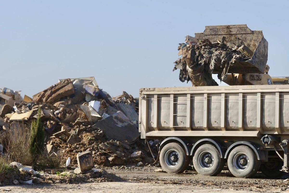 El trasiego de camiones en la campa no para.