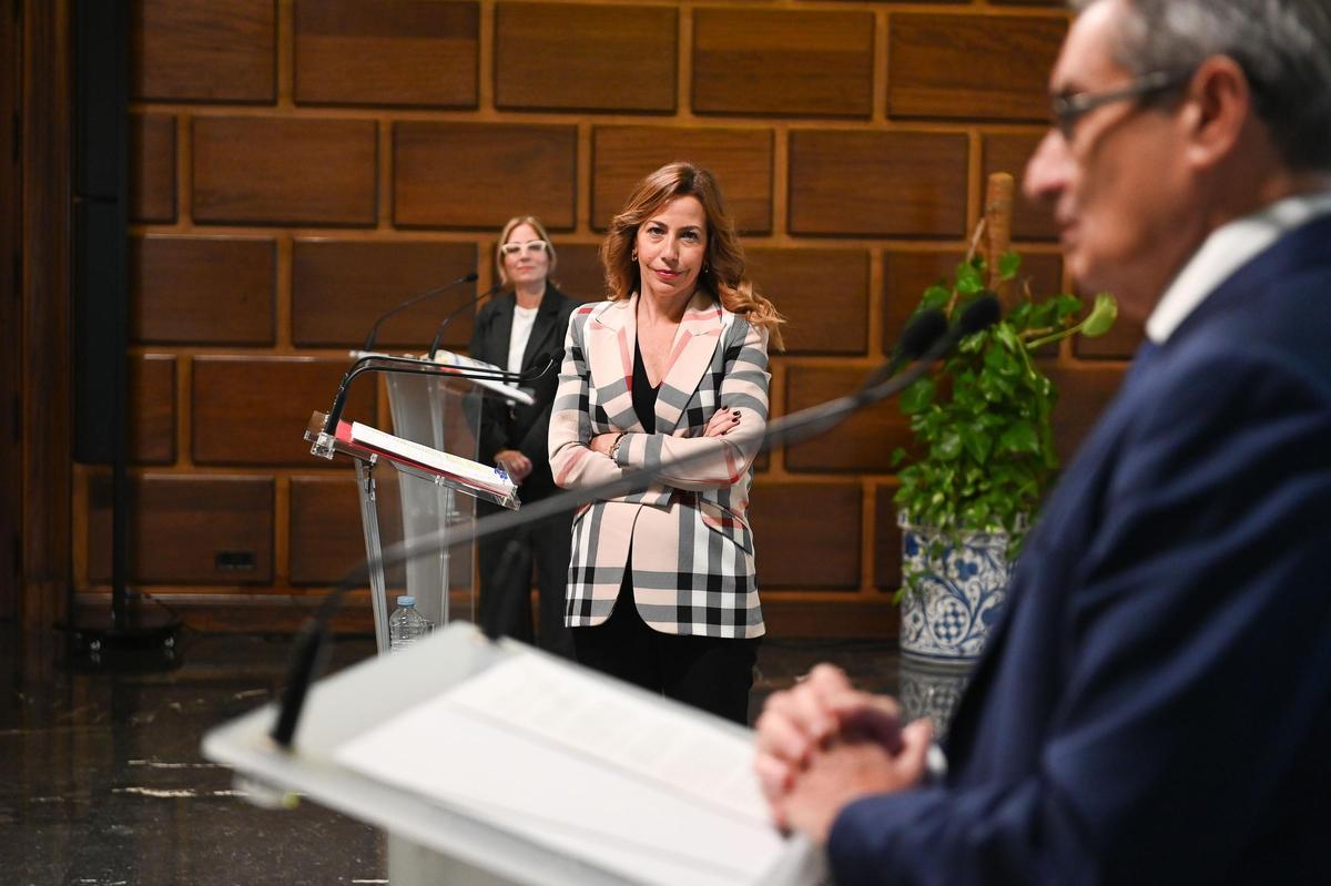 La alcaldesa Natalia Chueca mira a Julio Calvo (Vox), cuando presentaron juntos los presupuestos de 2025.