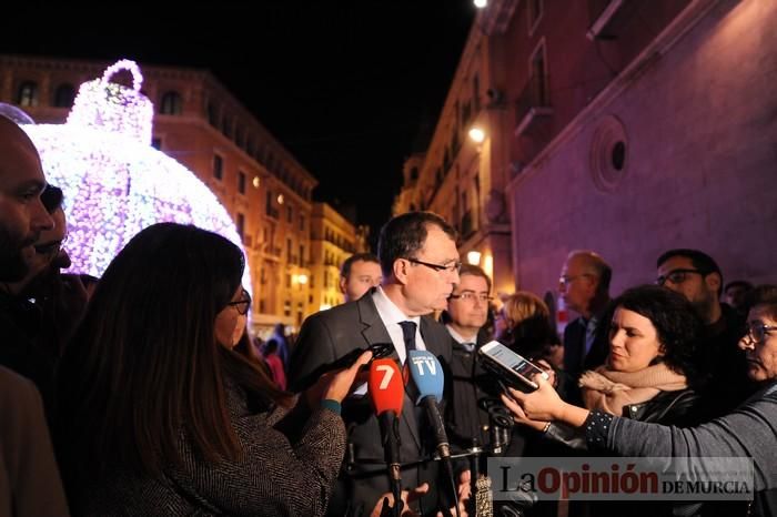 Estrellas y bolas ya brillan en las calles de Murcia