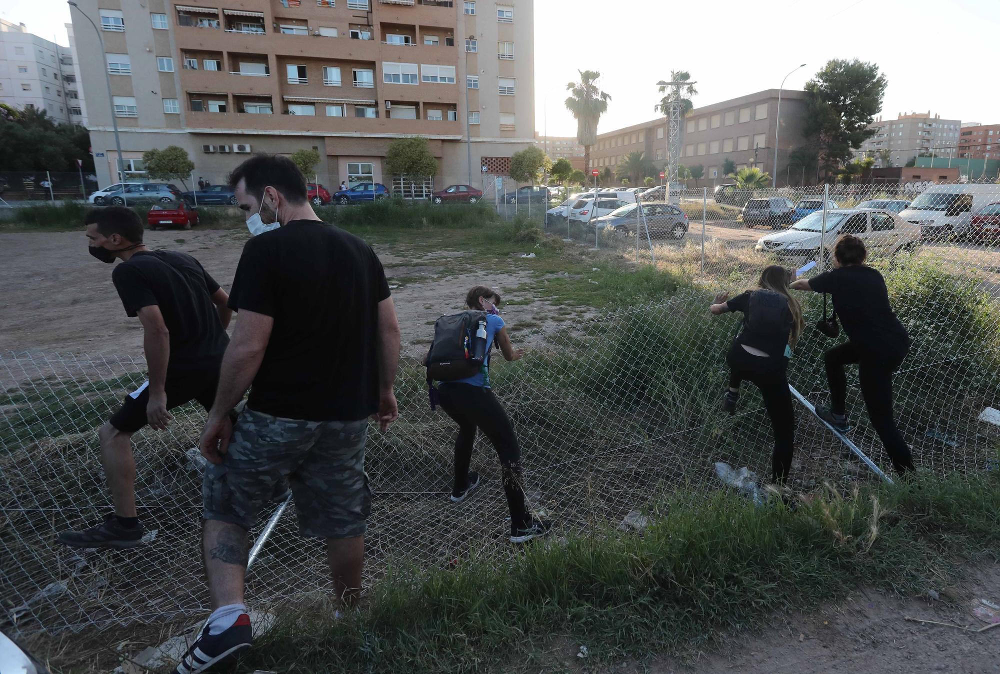 Protesta de los vecinos de Benimaclet contra el vallado de solares ocupados