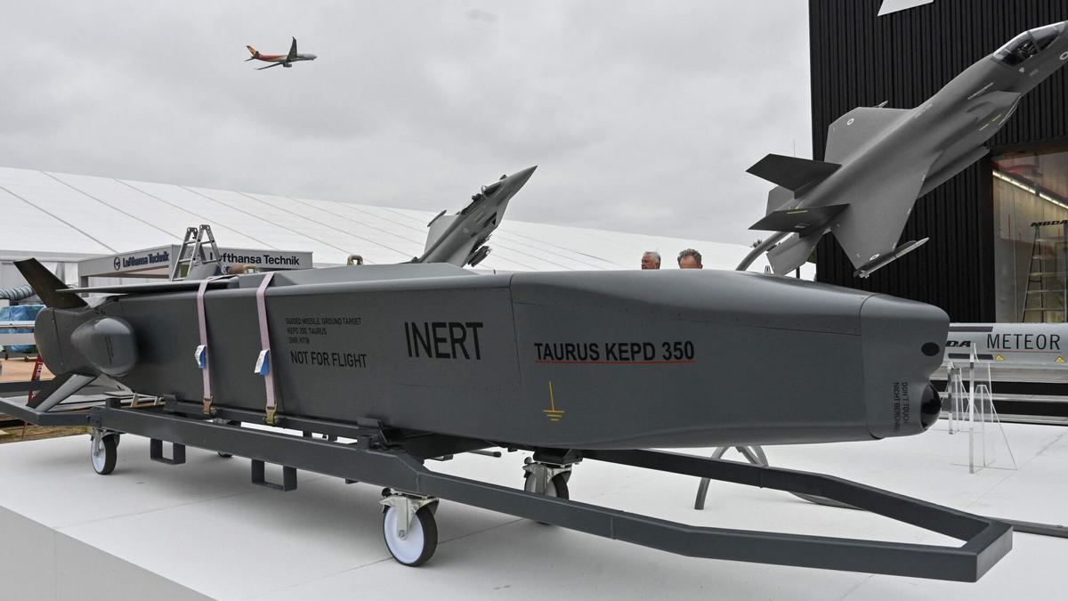 Un misil de crucero Taurus se exhibe durante la presentación de prensa en la Exposición Aeroespacial Internacional (ILA) en Schoenefeld, cerca de Berlín, el 3 de junio de 2024.