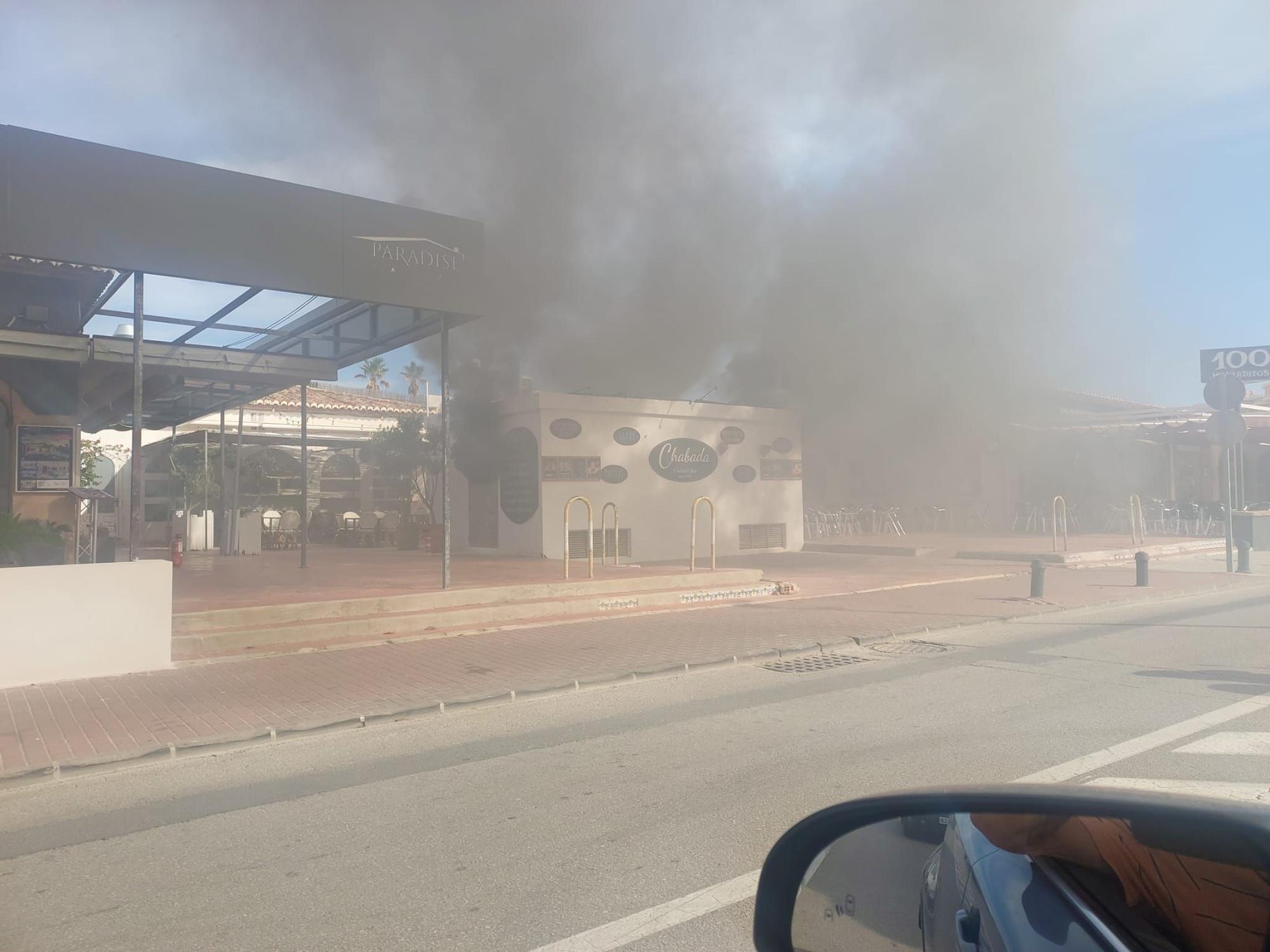 Las imágenes del incendio del transformador de la playa del Arenal de Xàbia que ha dejado sin luz a miles de abonados
