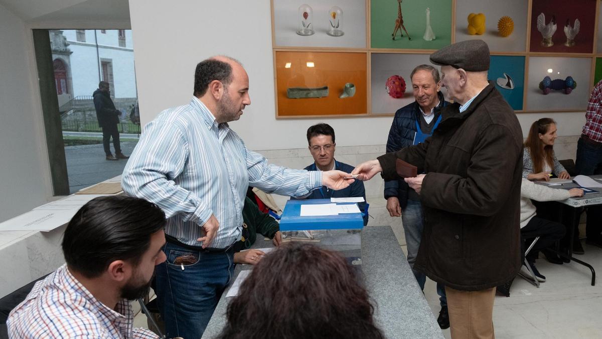 Votación en un colegio electoral de Santiago de Compostela, este domingo