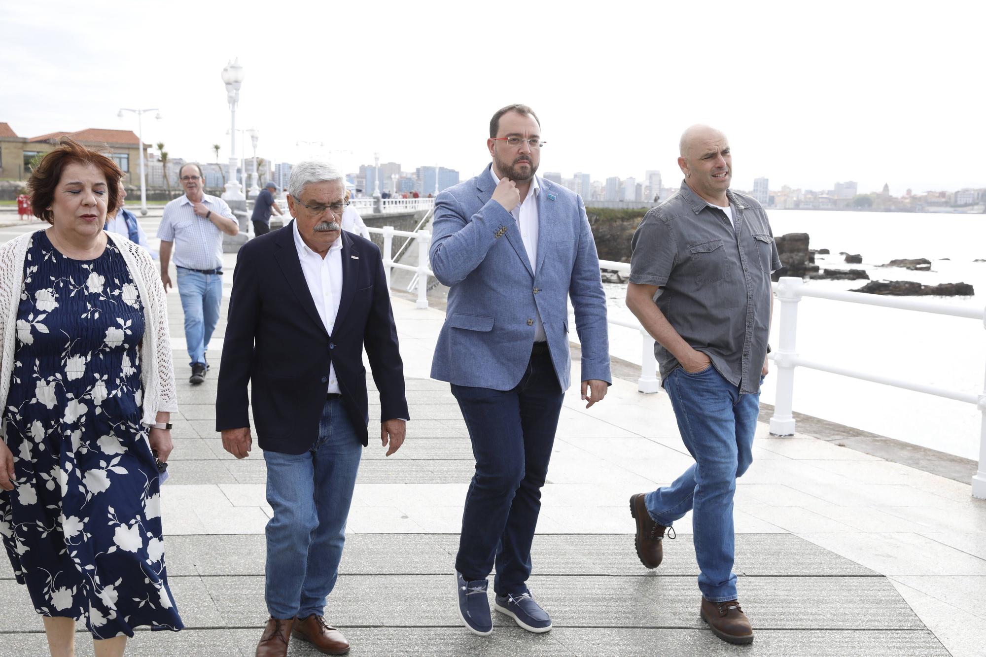 EN IMÁGENES:  Así fue el homenaje a los exiliados por la Guerra Civil y la posterior represión franquista organizado por los socialistas de Gijón junto a la estatua de "La Madre del Emigrante"