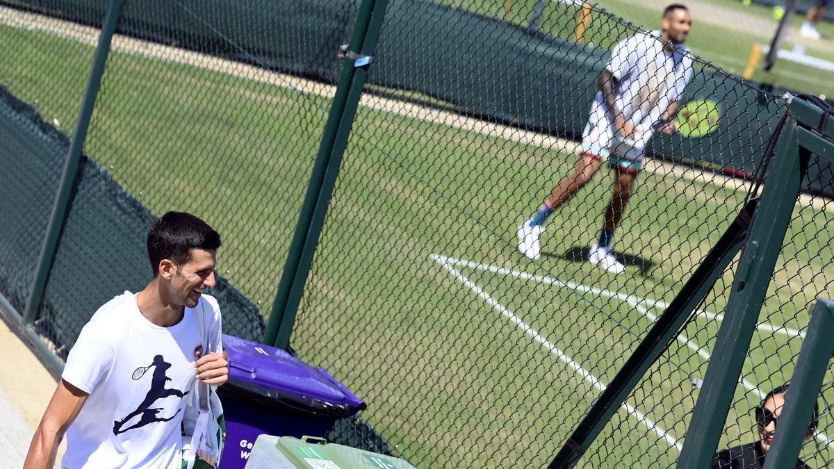 Djokovic pasea junto a la pista en la que entrena Kyrgios