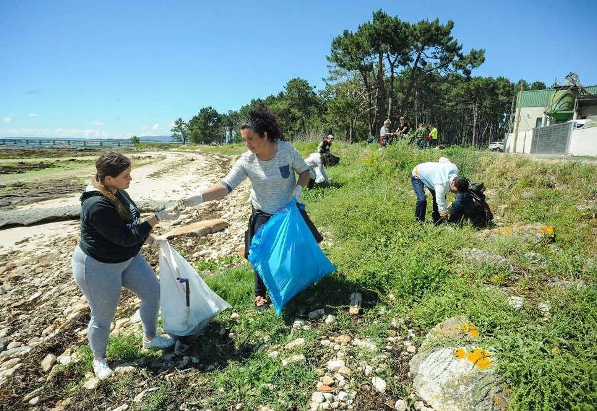 Los voluntarios retiran media tonelada de plástico de As Patiñas