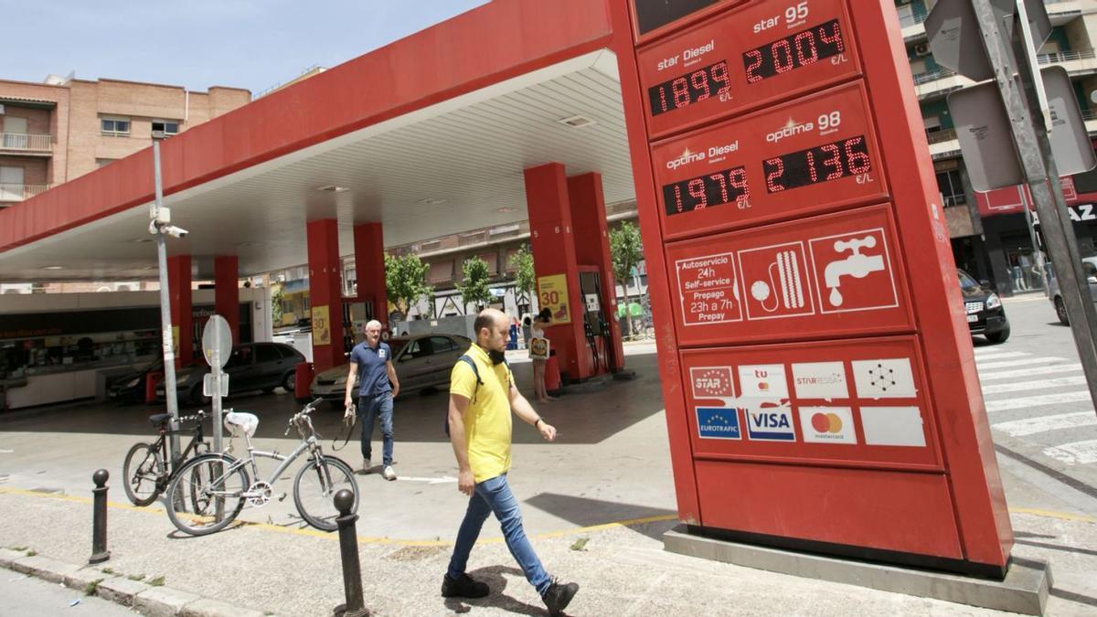 Precios de los carburantes en el surtidor de una gasolinera de Murcia, ayer. | JUAN CARLOS CAVAL