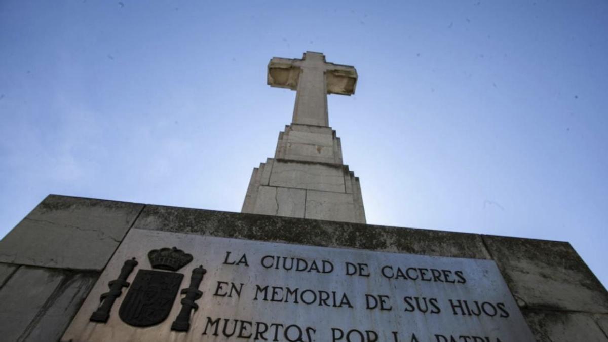 La Cruz de los Caídos de Cáceres con su actual leyenda.