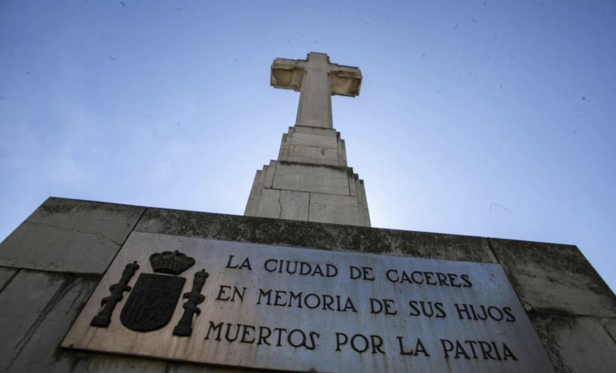 La Cruz de los Caídos de Cáceres con su actual leyenda.