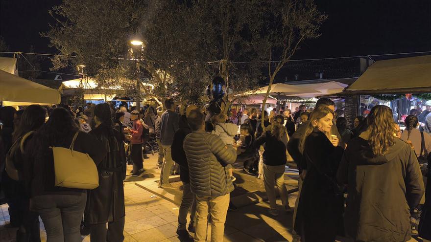 El Mercado de Navidad congrega un gran número de visitantes durante las fiestas. | P.M.V.