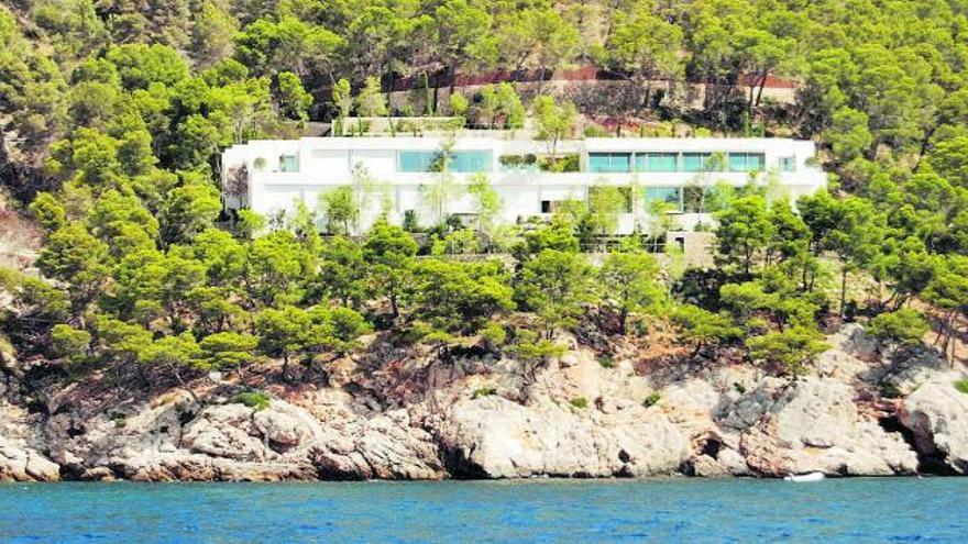 Das ist natürlich nicht die Villa des fiktionalen Bösewichts Rafael Mattson, sondern eine reale Villa auf der Halbinsel Formentor. Sie gehört dem spanischen Unternehmer Alberto Cortina.