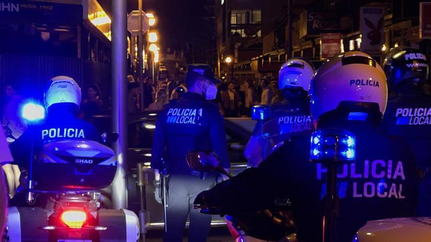 Die Polizei zeigt Präsenz, die Party an der Playa de Palma kann sie nur bedingt verhindern.