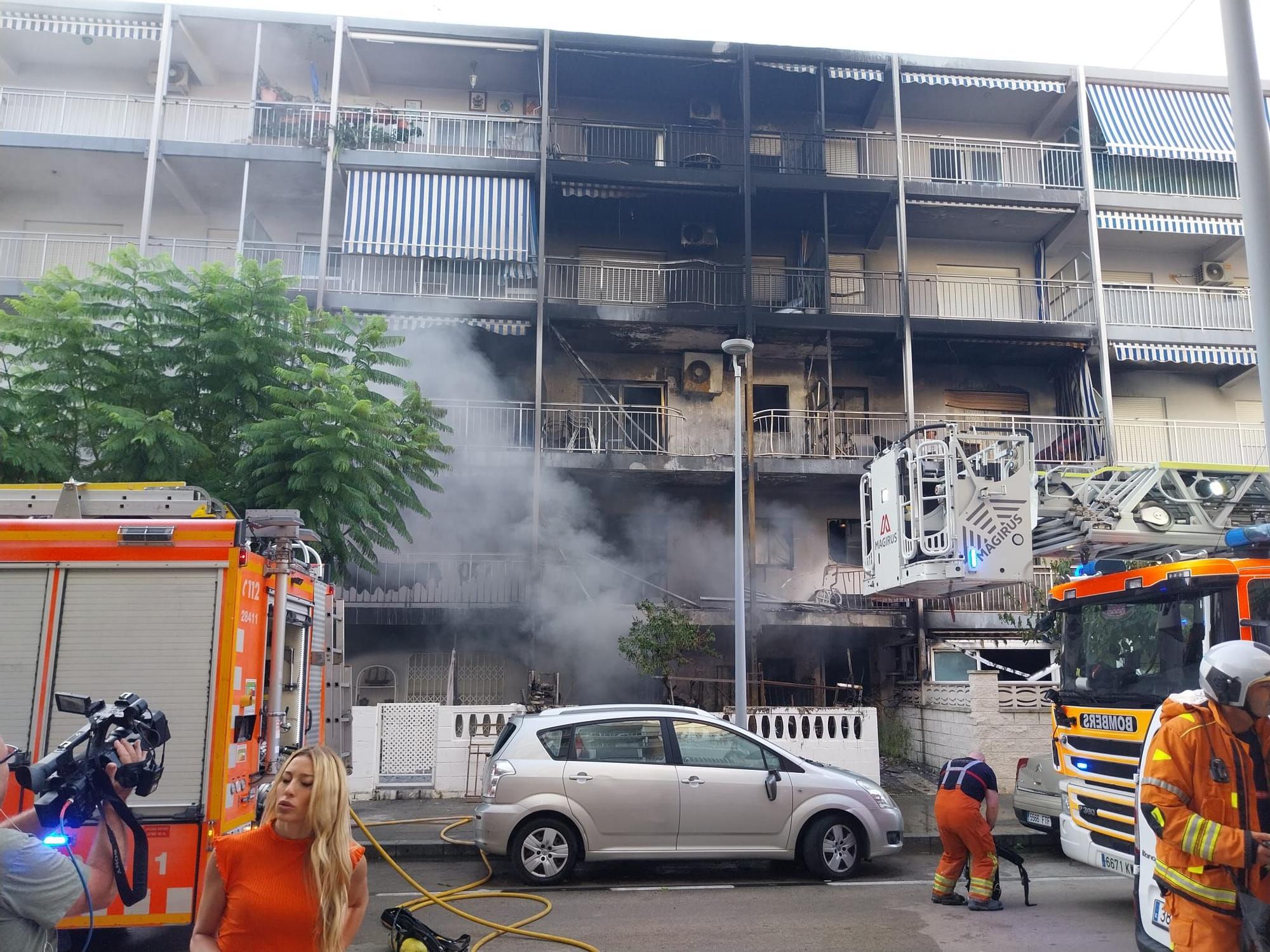 Así ha quedado el edificio incendiado en la playa de Gandia