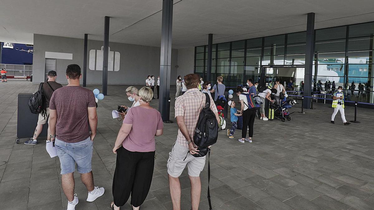 Cola de turistas en la estación marítima 6 para embarcar en el ‘Mein Schiff 2’ durante su primera escala en Palma en junio.