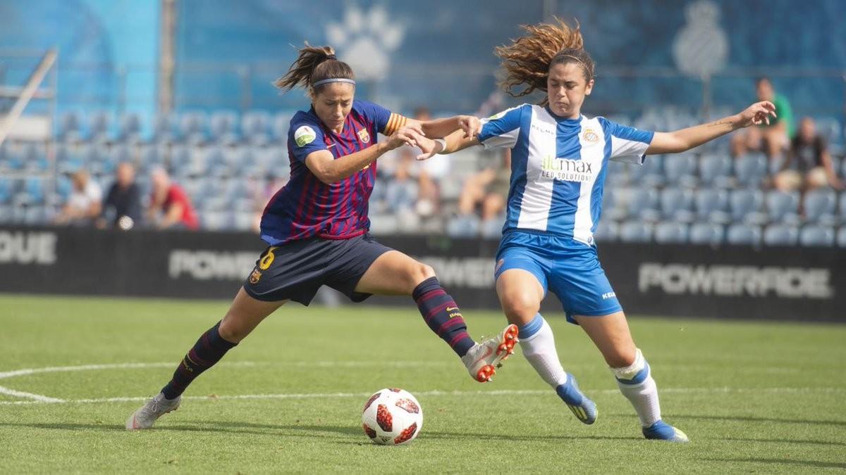 Vicky Losada defiende el balón ante Berta Pujadas.