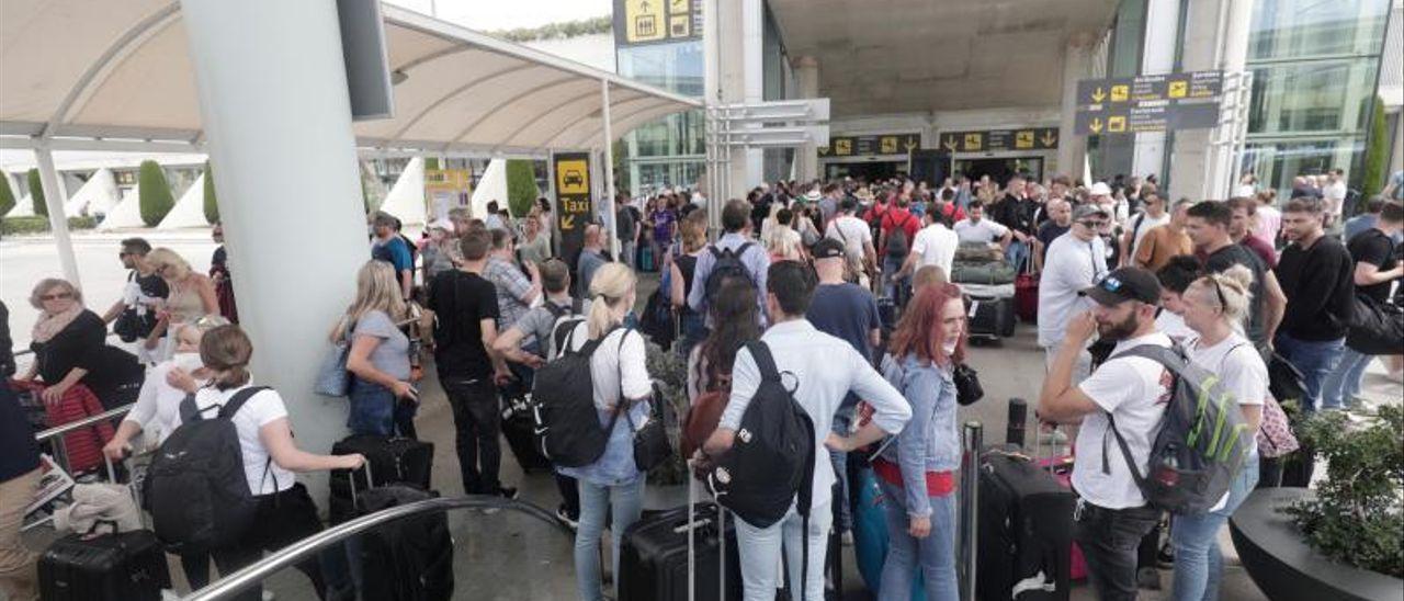 Lange Schlangen am Flughafen von Mallorca bei der Passkontrolle britischer Urlauber