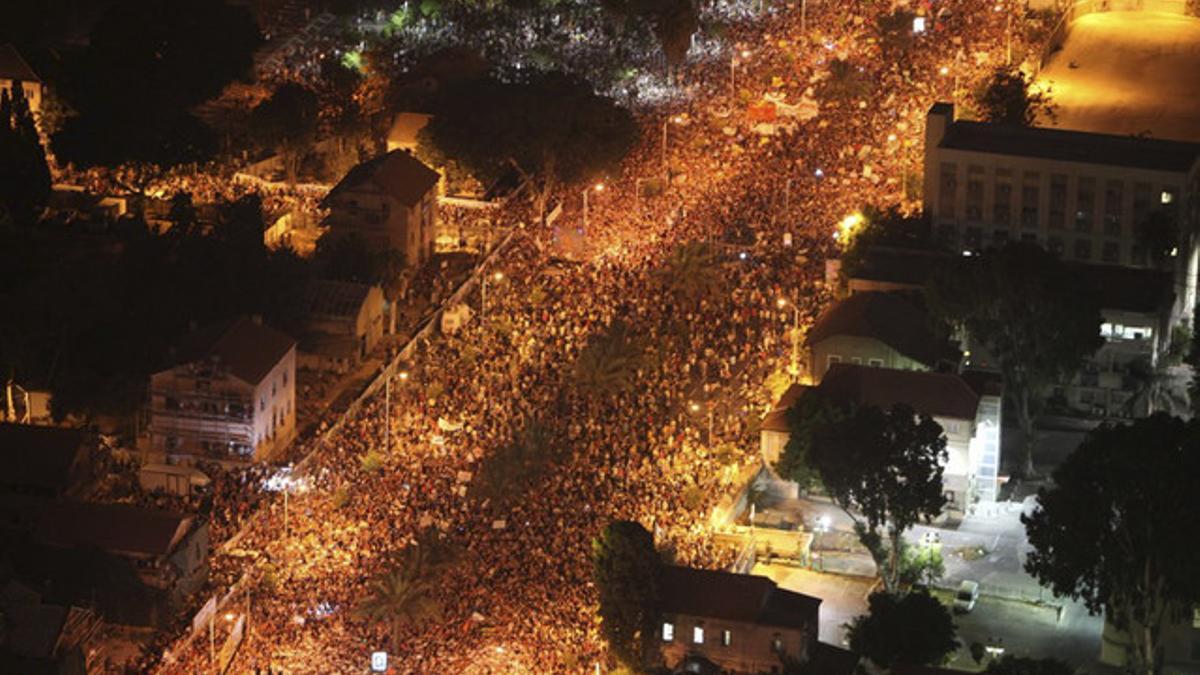 Miles de ciudadanos protestan en Tel Aviv.