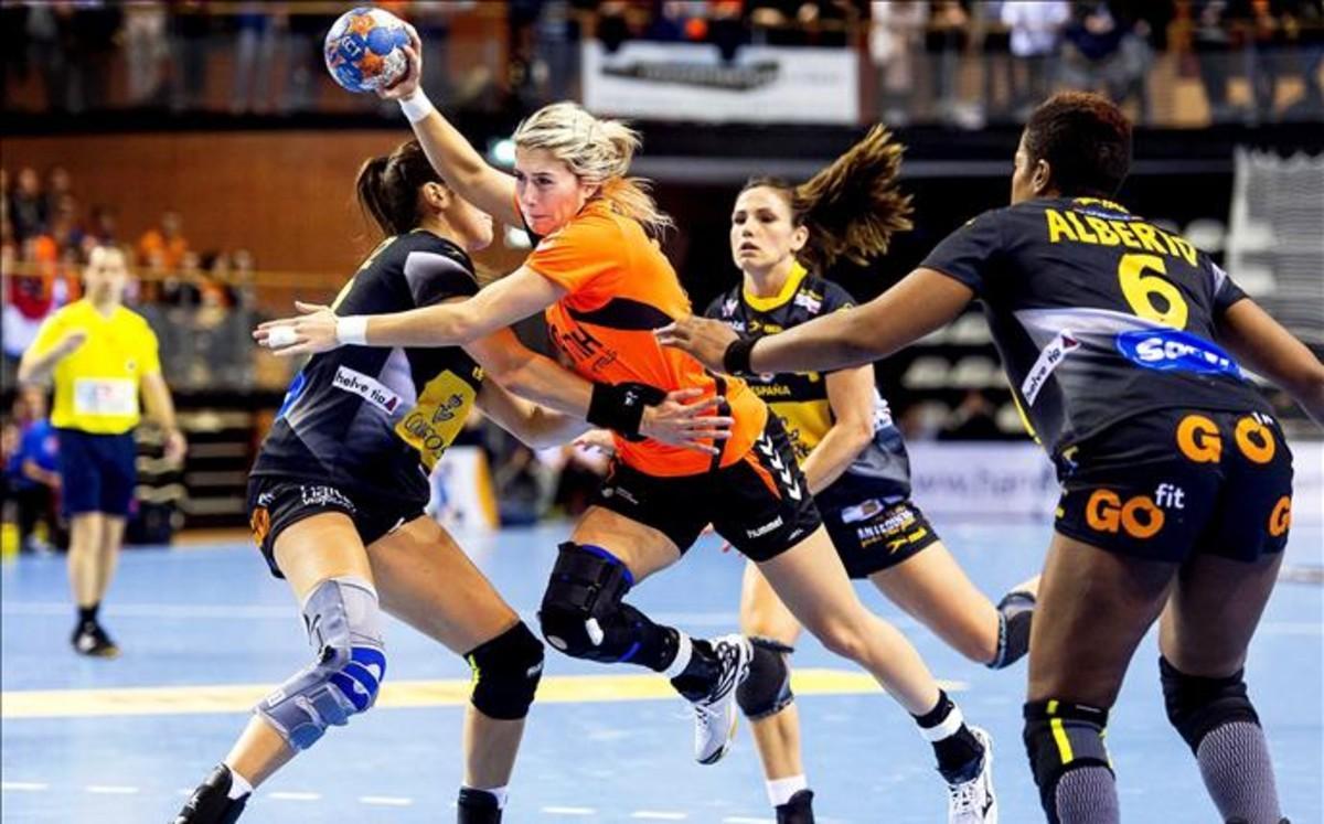 La jugadora holandesa de balonmano Estevana Polman (c) intenta marcar ante las españolas