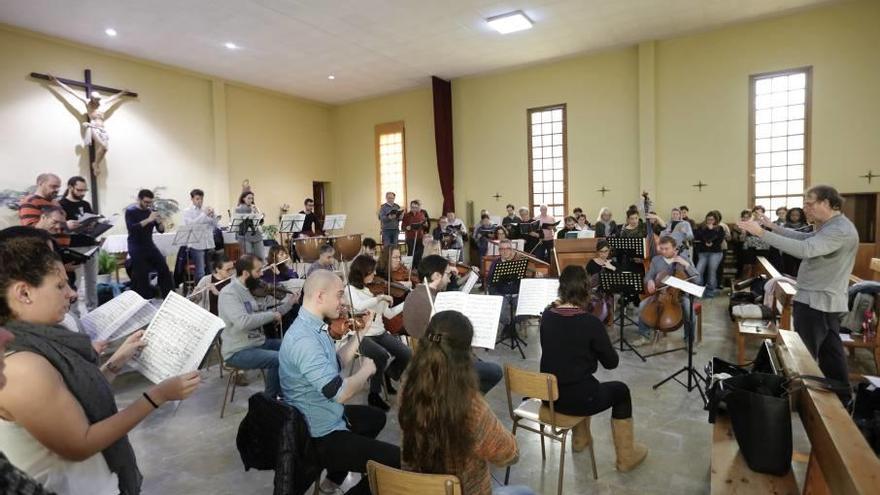 Joan Company, la Coral Universitat y el NACHrock Ensemble durante un ensayo