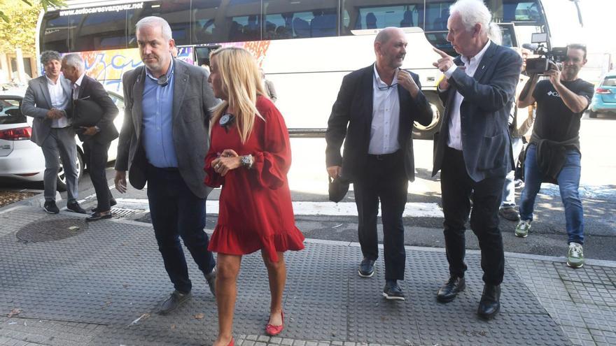 Gonzalo Castro y María Tato, en el centro, en la visita de responsables de la FIFA a A Coruña en 2024. | Carlos Pardellas