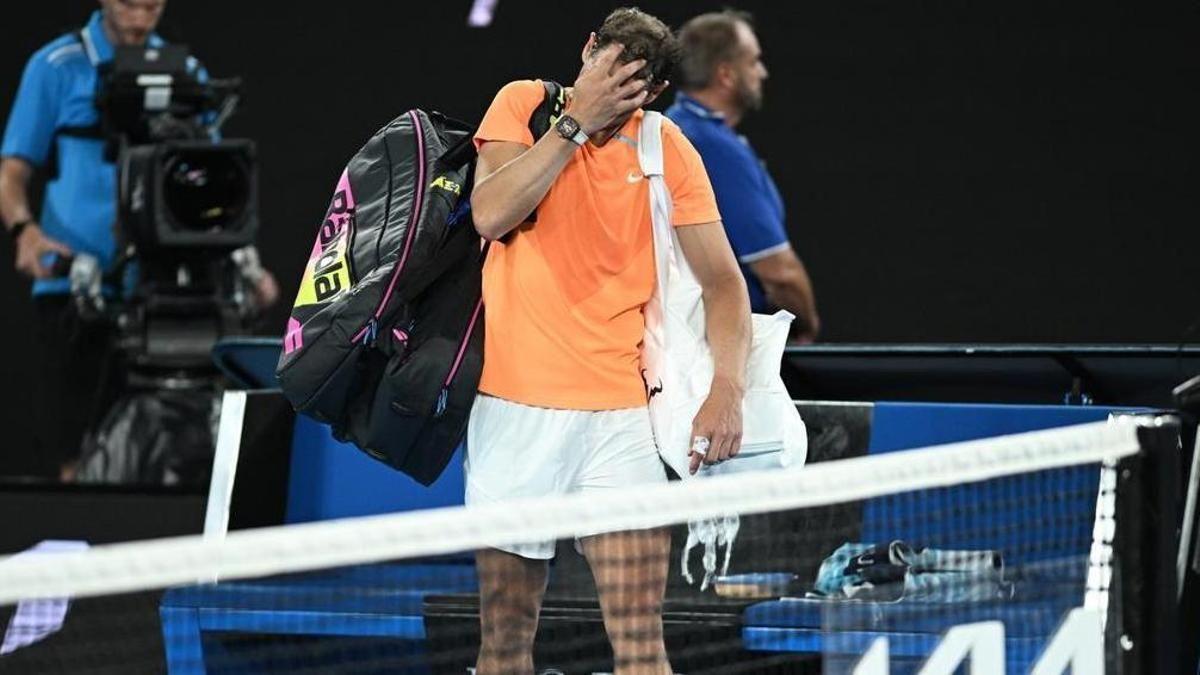 Rafa Nadal se marcha de la Rod Laver Arena tras caer ante Mcdonald.