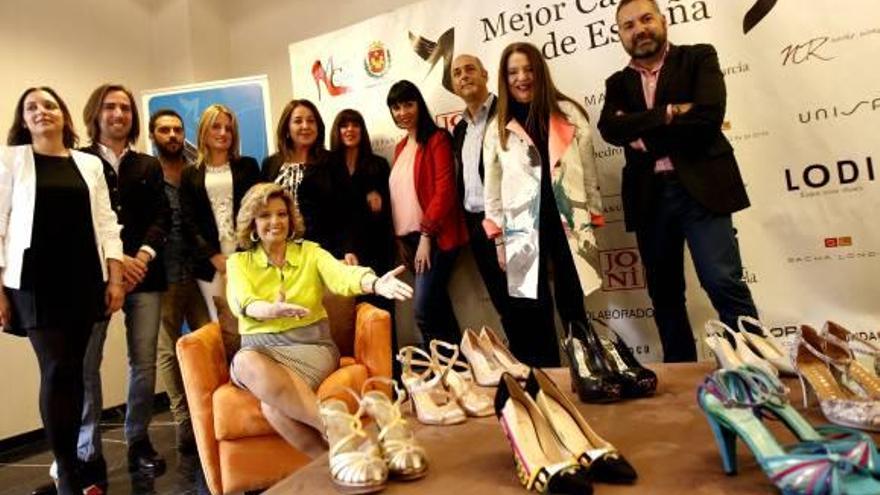Imagen del acto de entrega de la colección de calzado a María Teresa Campos
