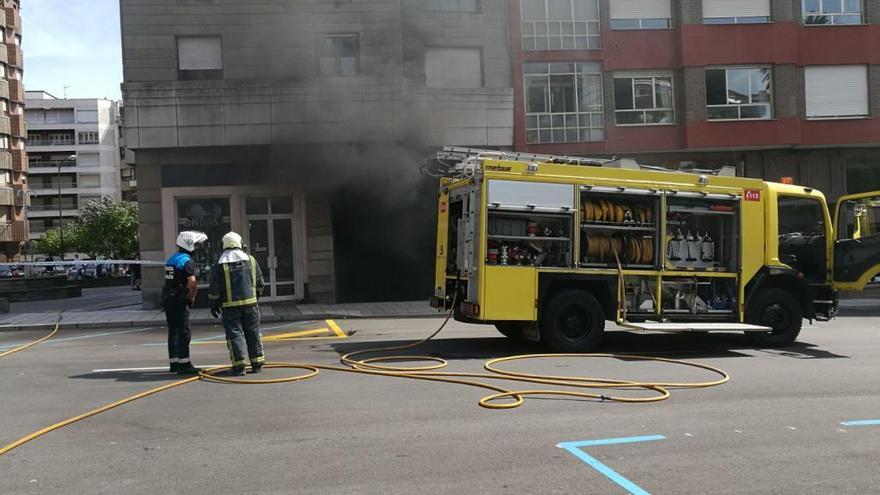 Bomberos sofocan un fuego en un garaje de José Manuel Pedregal.