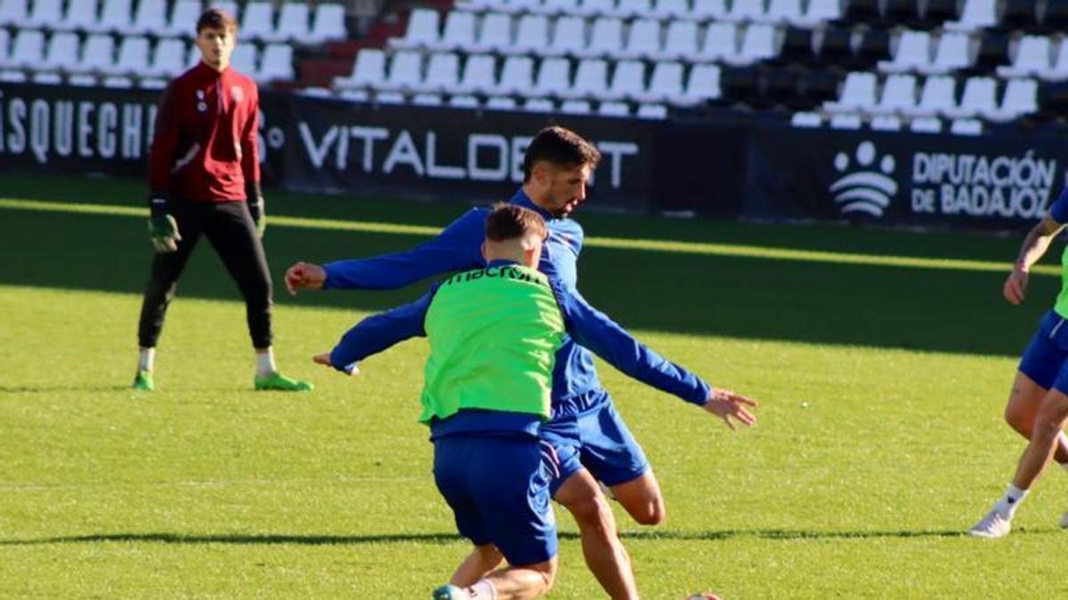 Jugadores del Mérida durante el entrenamiento de este viernes en el estadio Romano.