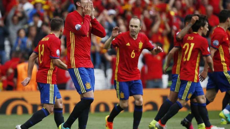 Piqué celebra un gol con España siendo el único jugador de la Roja que lleva manga larga.