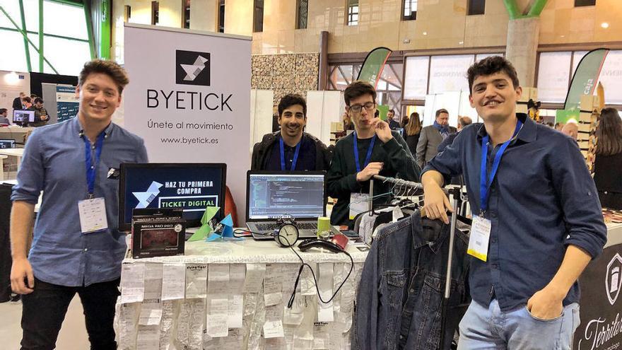 Imagen de Alfonso Rubio junto a sus compañeros del proyecto Byetick.