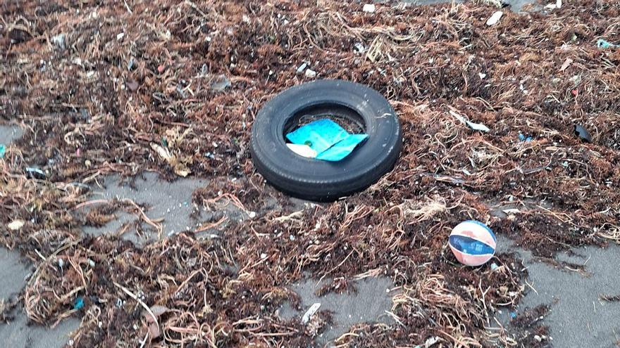 Las olas llenaron de basura una playa de Tenerife