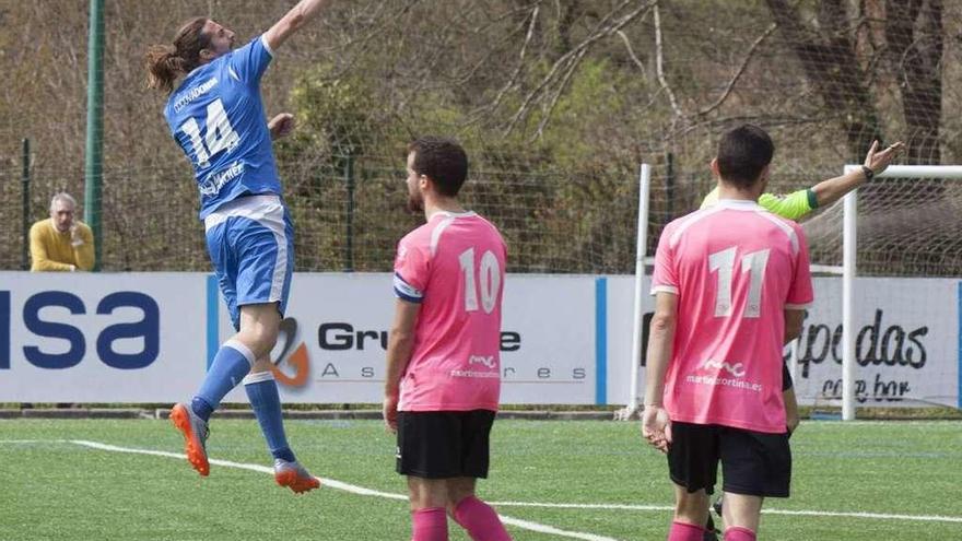 Jandro, a la izquierda, celebra el gol de la victoria del Covadonga ante Álvaro Pozo y Fidalgo.