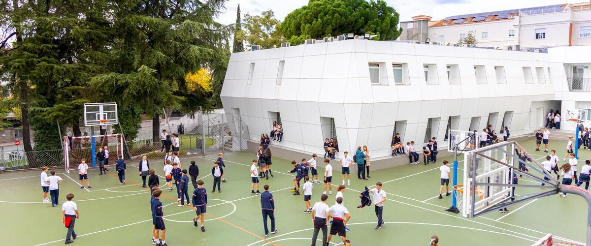 Los niños juegan en sus instalaciones.