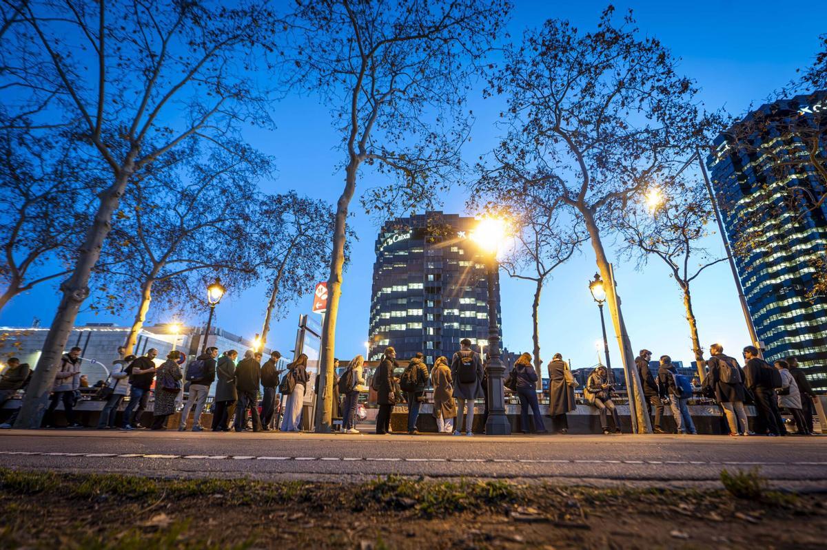 Barcelona, 15/01/2026 Barcelona. Colas de usuarios de los autobuses interurbanos en Maria Cristina, que después del trabajo se dirigen a casa (malestar por colas y falta de expediciones). Autobuses en las paradas. Hora punta 18 h. AUTOR: MANU MITRU
