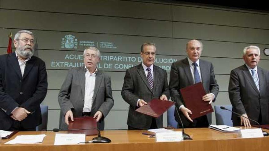 El ministro de Trabajo, Celestino Corbacho (c), acompañado de los secretarios de UGT, Cándido Méndez, y CC OO, Ignacio Fernández Toxo, y del secretario general de la CEOE, José María Lacasa, y el presidente de CEPYME, Jesús Bárcenas, ayer en un acto en Madrid.