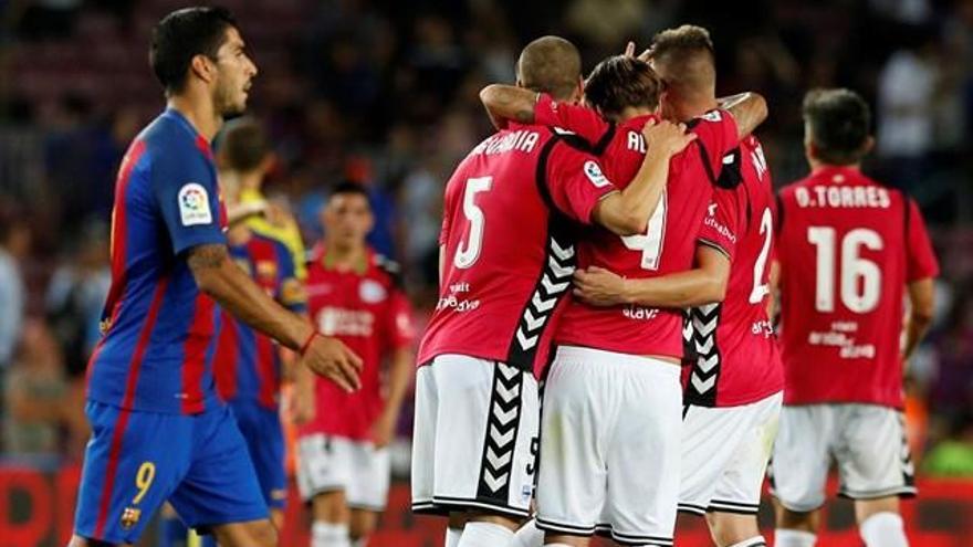 Los jugadores del Alavés celebran uno de los goles que le dieron el triunfo en el Camp Nou.