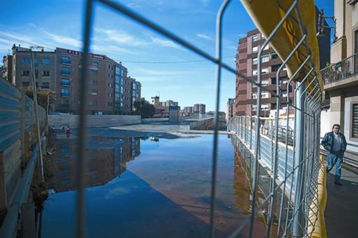 Aspecto actual del cajón sobre las vías de tren en Sants, a la espera de que llegue la tantas veces postergada urbanización, el jueves.