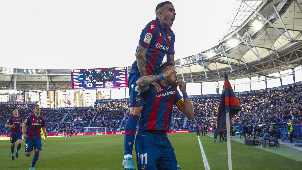 Morales y Roger celebran el primero ante Villarreal.