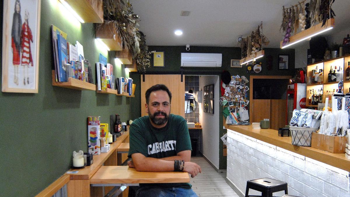 Álex de Couso, xerente de A Riala, posa para FARO no local da Zona dos Viños da Estrada que deixará en setembro.