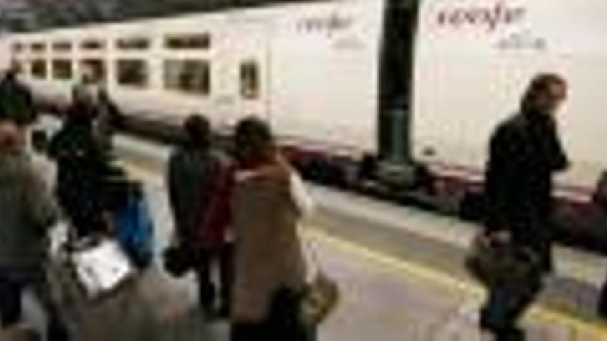 Usuaris esperant a l&#039;estació de la ciutat de Girona.