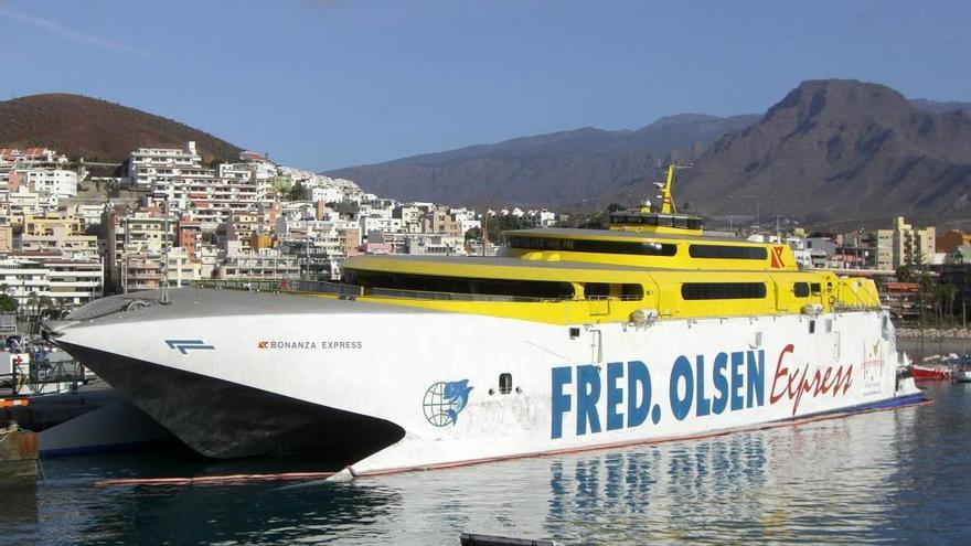 Un accidente en el ferry retrasa la salida hacia Gran Canaria