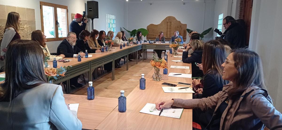 Un momento de la reunión, en la caseta realizada de forma íntegra por alumnos del Centro de Formación y Empleo de Castelló.