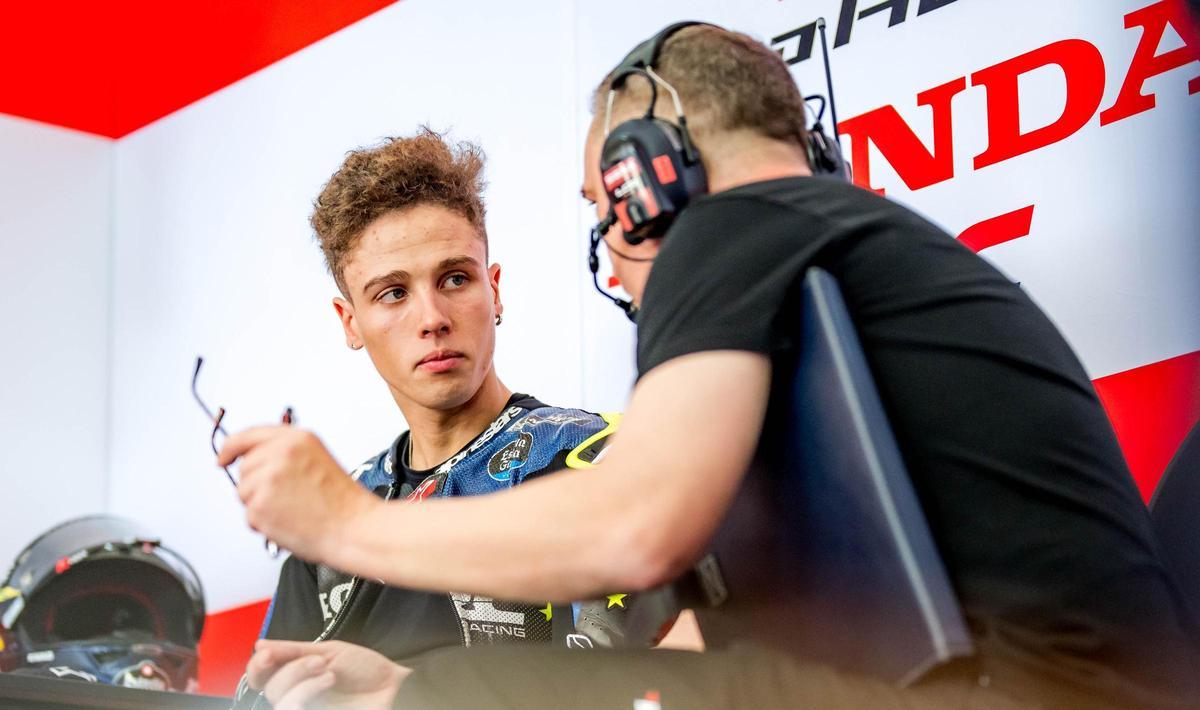 El brasileño Diogo Moreira atiende las explicaciones de su técnico en el LCR Honda.